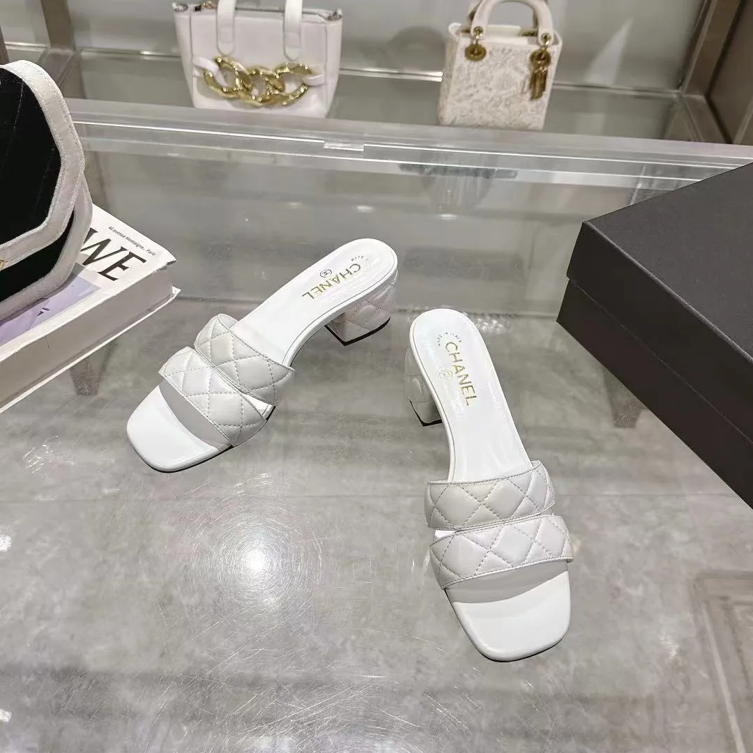 👟👟Ex-factory price 520👟👟 𝐂𝐇𝐀𝐍𝐄𝐋★Xiaoxiang New Spring and Summer Products Counter new sandals, electric embroidered Lingge’s classic elements that will never fade away 💋Showing a unique style, too beautiful to say, a must-have in summer... Upper: imported sheepskin/knitted fabric Lining: mixed sheepskin Heel height: 5cm Outsole: Italian leather outsole Shoe size: 35-39 (customized items of 40, 41 and 42 are not returnable or exchangeable)